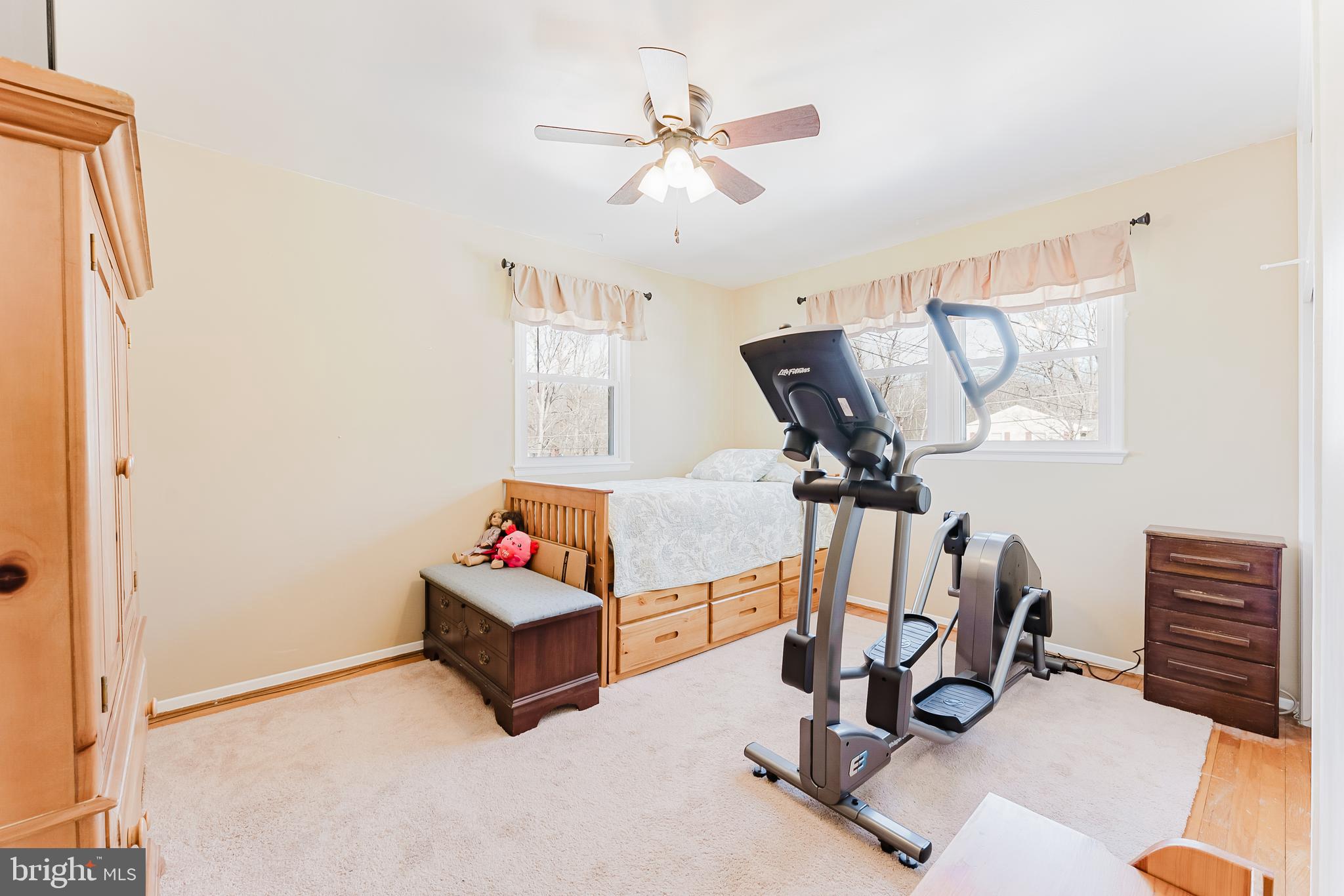 5937 Atteentee Road Springfield, VA 22150 - Photo 10 of 44 a living room with furniture a air conditioner vent and a window