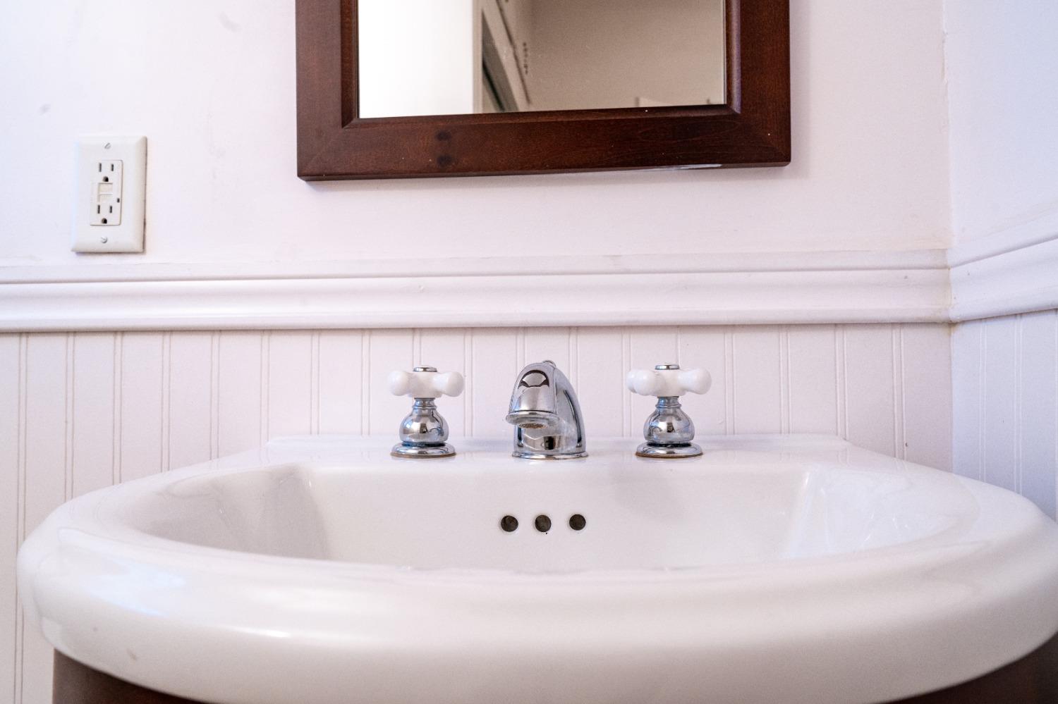 537 South Reed Avenue Reedley, CA 93654 - Photo 28 of 57 a bathroom with a bathtub