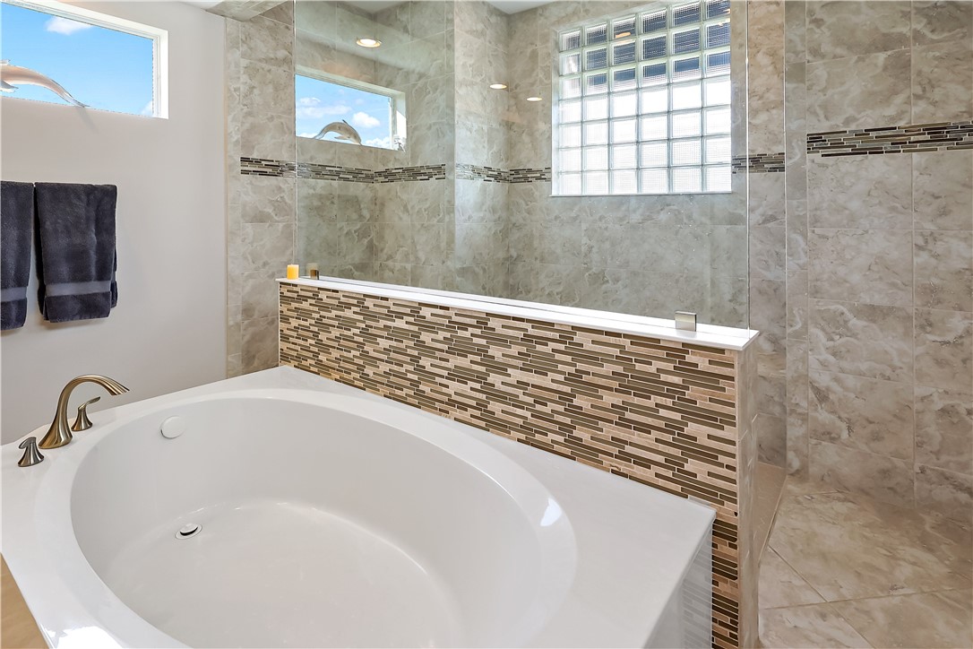 607 Yearling Trail Sebastian, FL 32958 - Photo 12 of 33 a bathroom with a bathtub