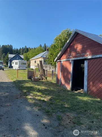a view of a back yard of the house
