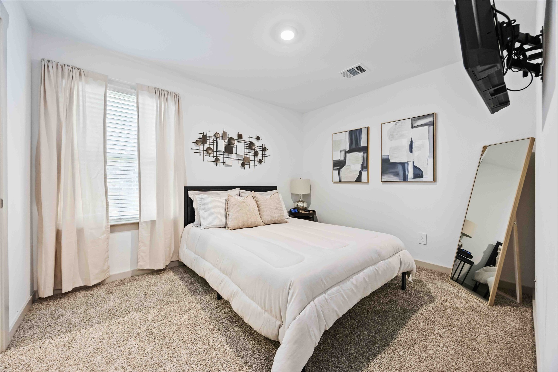 7826 Cattleman Vly Drive Rosharon, TX 77583 - Photo 14 of 29 a bedroom with a large bed and a window