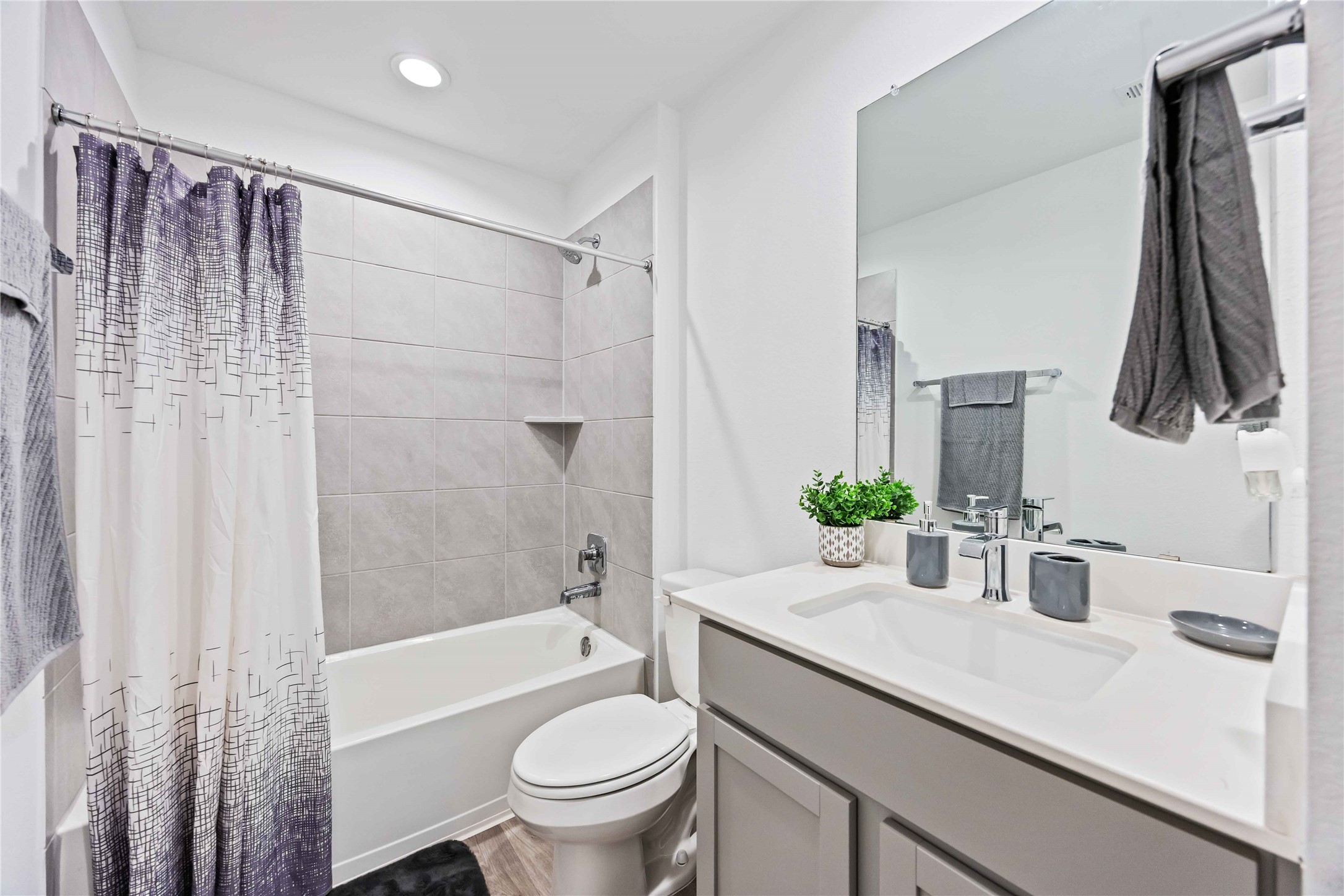 7826 Cattleman Vly Drive Rosharon, TX 77583 - Photo 17 of 29 a bathroom with a sink a toilet a mirror and shower