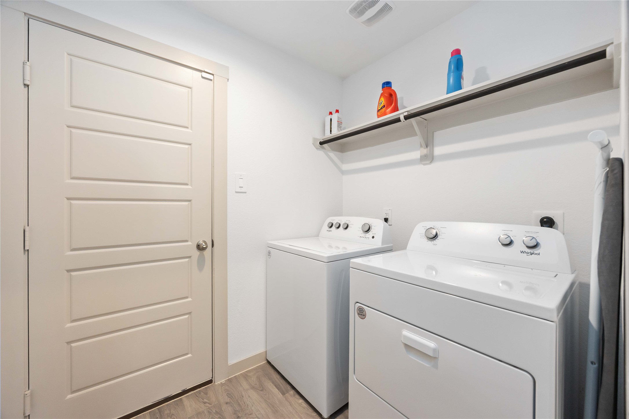 7826 Cattleman Vly Drive Rosharon, TX 77583 - Photo 18 of 29 a utility room with dryer and washer