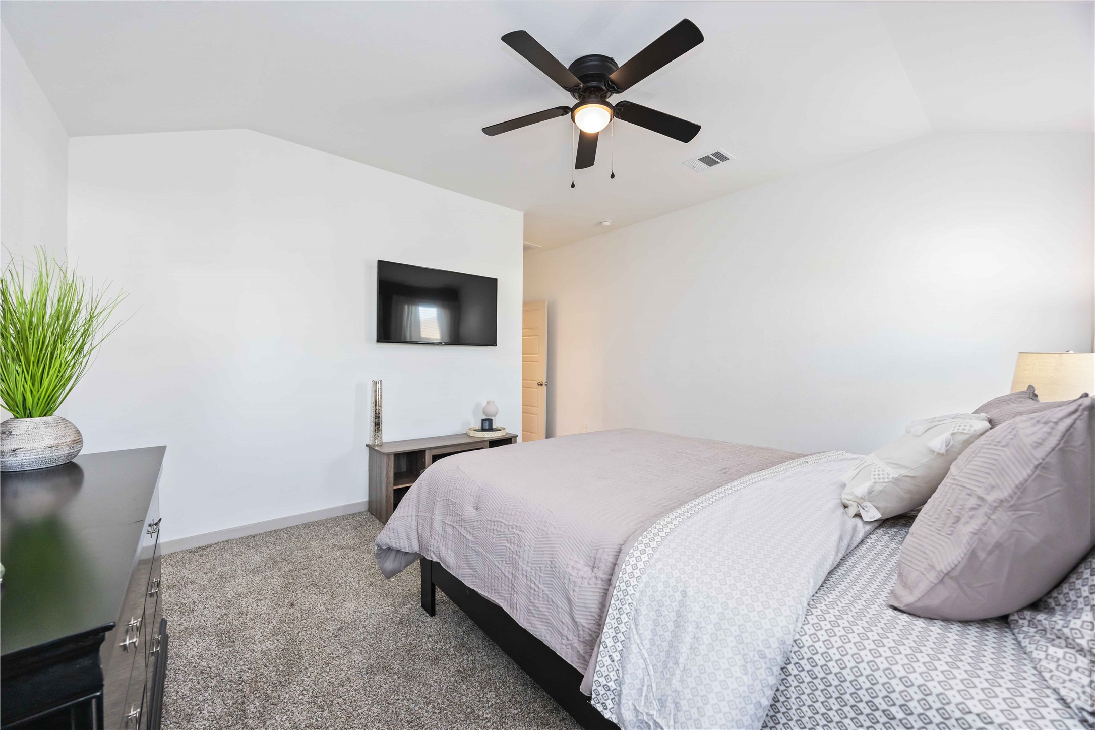 7826 Cattleman Vly Drive Rosharon, TX 77583 - Photo 21 of 29 a bedroom with a bed and a potted plant