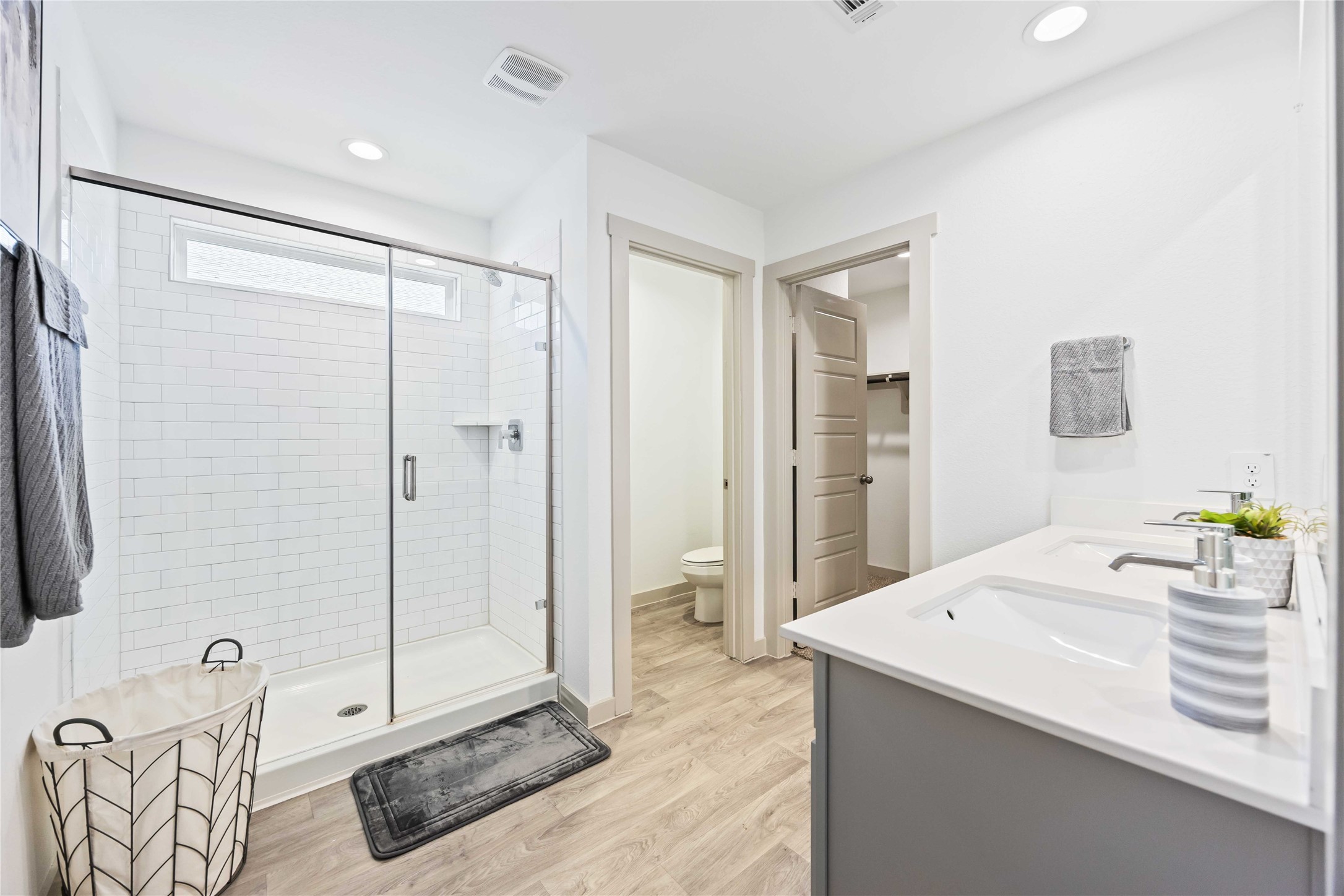7826 Cattleman Vly Drive Rosharon, TX 77583 - Photo 22 of 29 a bathroom with a sink and a mirror