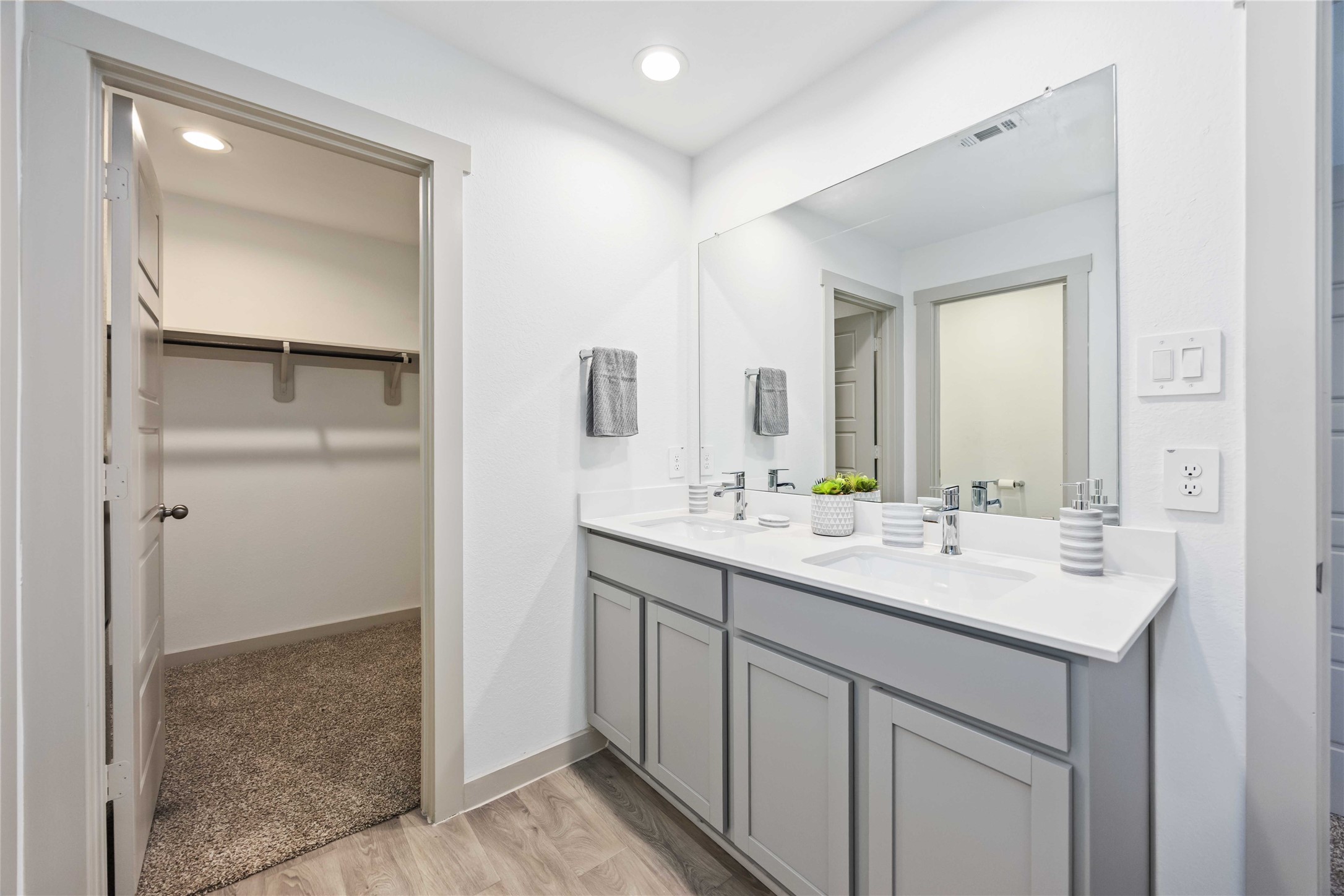 7826 Cattleman Vly Drive Rosharon, TX 77583 - Photo 23 of 29 a bathroom with a sink and a mirror