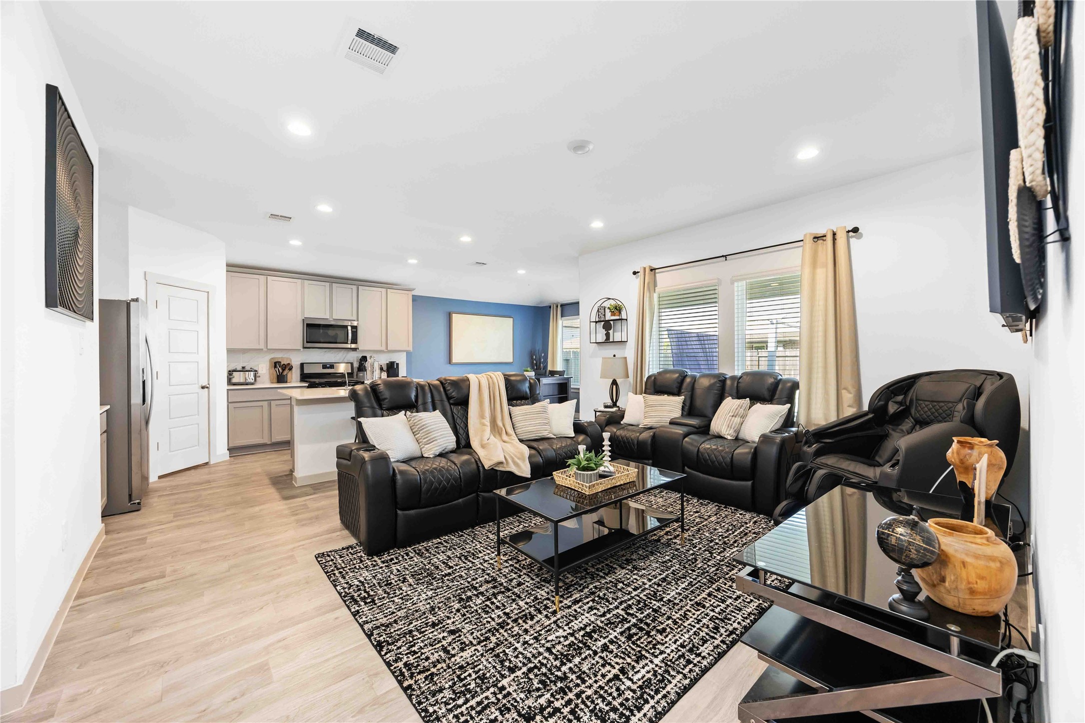 7826 Cattleman Vly Drive Rosharon, TX 77583 - Photo 4 of 29 a living room with furniture rug and kitchen view