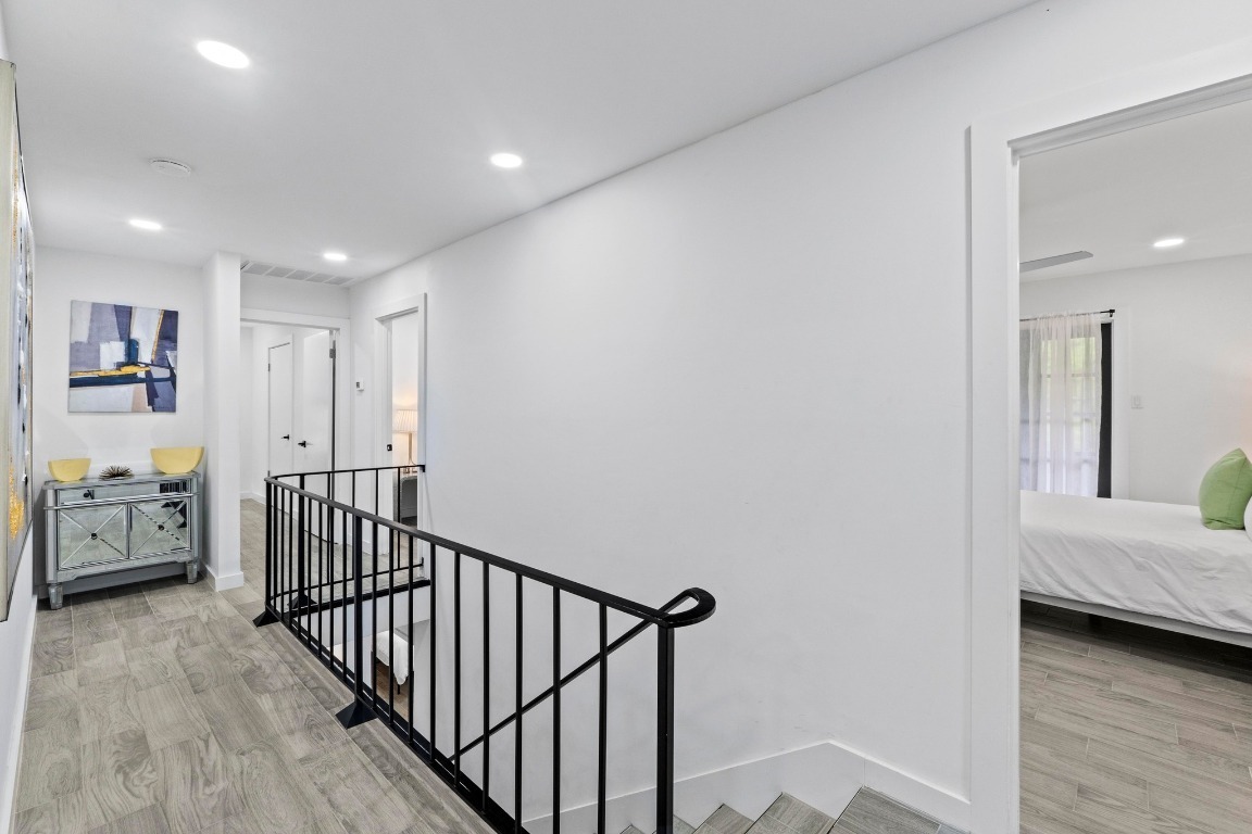 3520 Highland View Drive Austin, TX 78731 - Photo 24 of 38 a view of hallway with livingroom