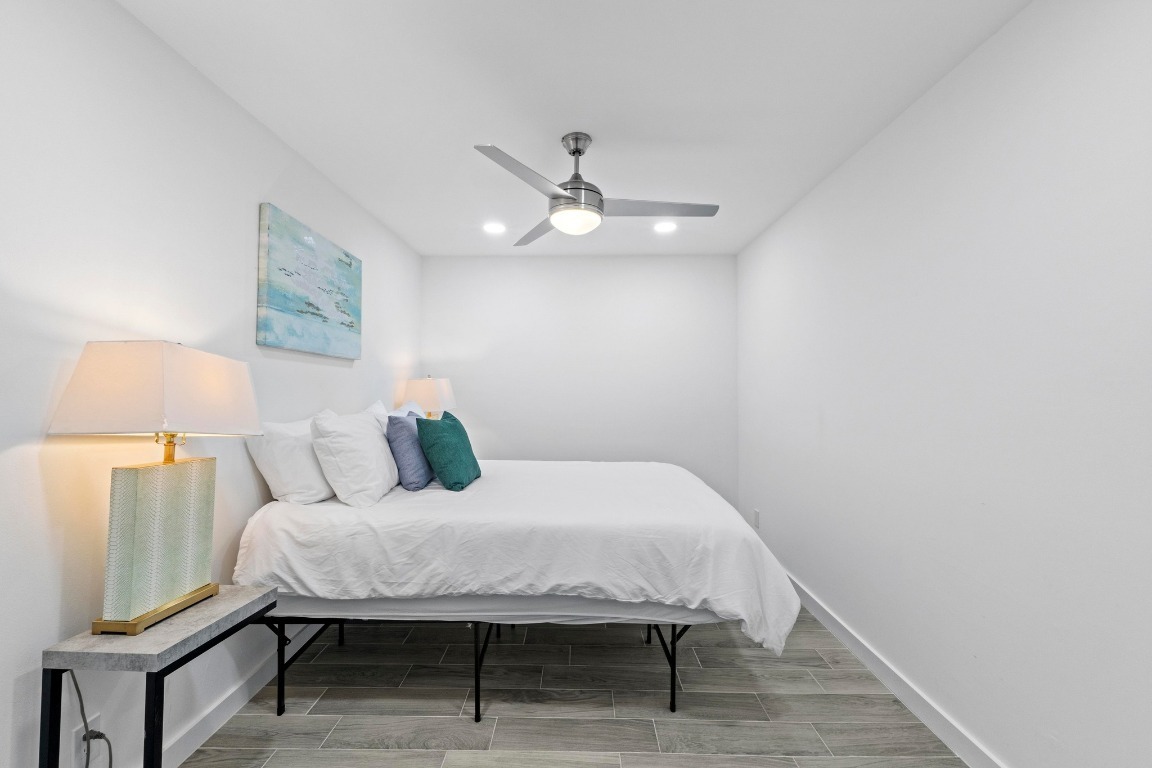 3520 Highland View Drive Austin, TX 78731 - Photo 26 of 38 a bedroom with a bed and a lamp