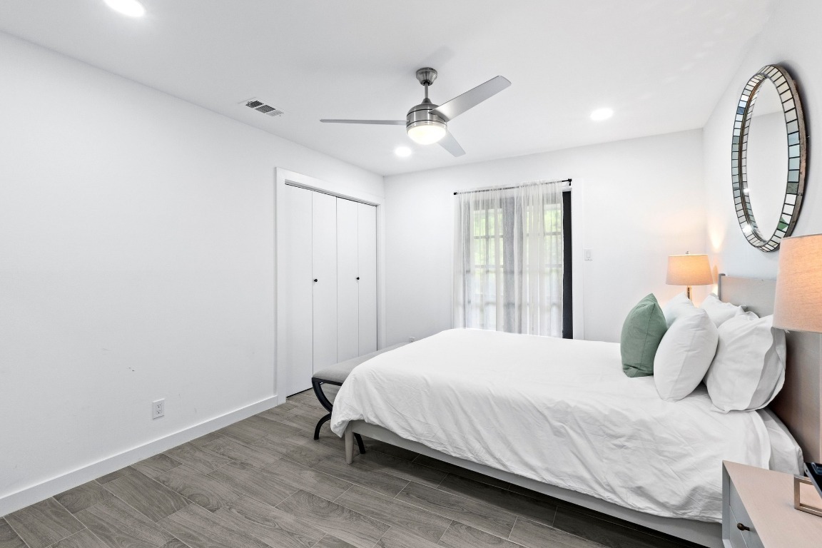 3520 Highland View Drive Austin, TX 78731 - Photo 29 of 38 a bedroom with a bed and a mirror