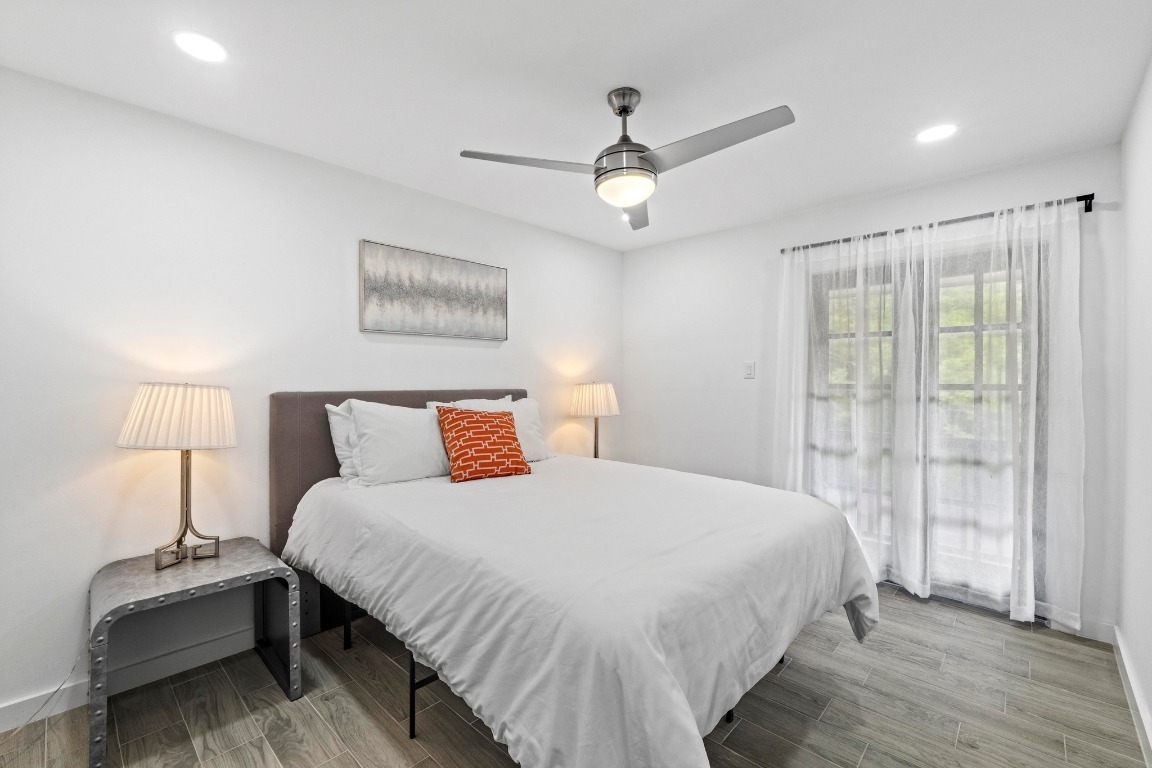 3520 Highland View Drive Austin, TX 78731 - Photo 31 of 38 a bedroom with a bed and a window