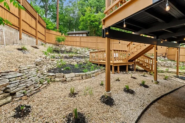 a view of a backyard