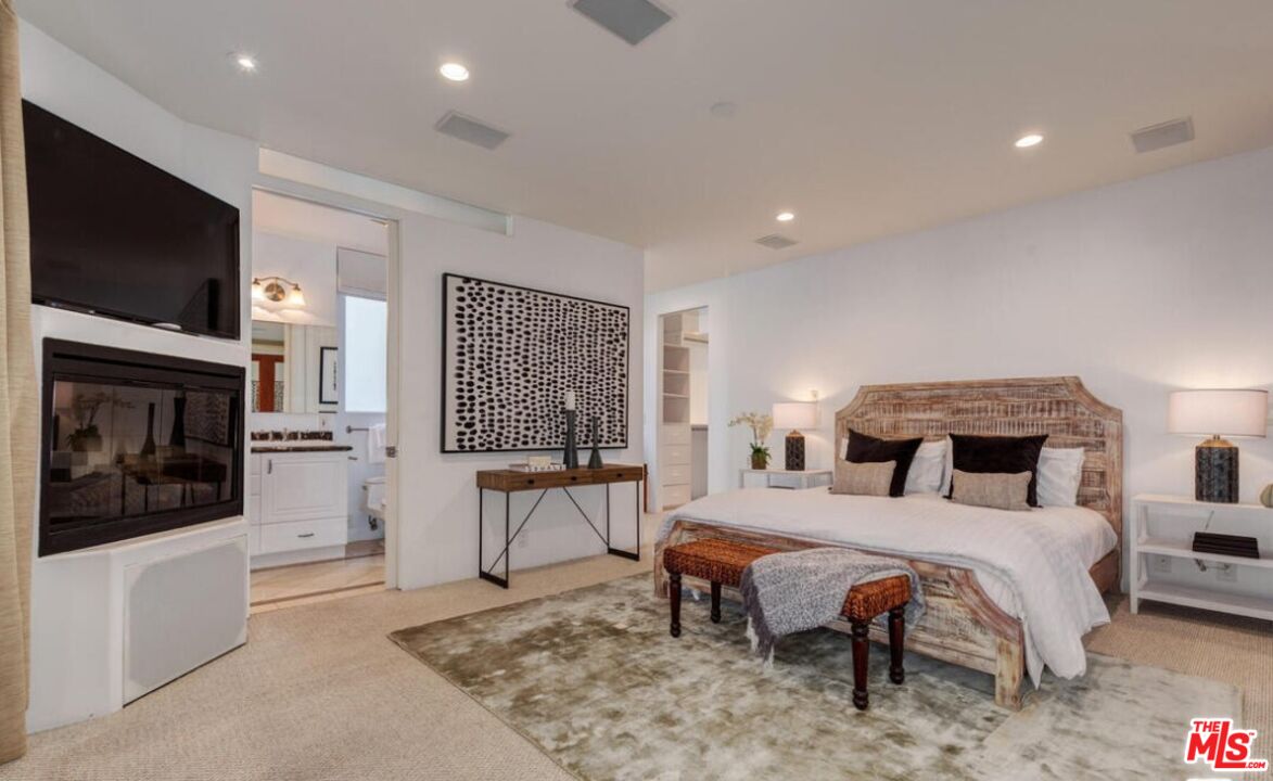 3711 Ocean Front Walk, Unit 2 Marina del Rey, CA 90292 - Photo 2 of 34 Gallery Image 2