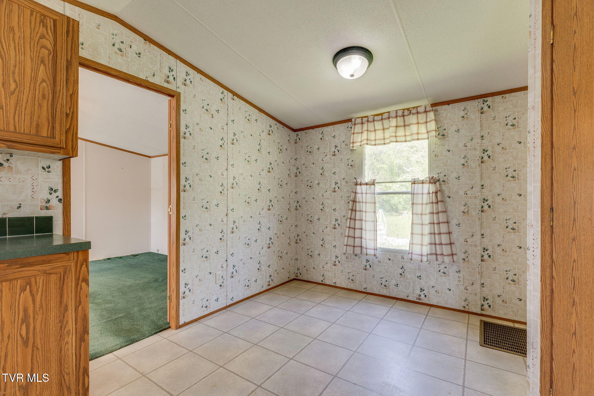 120 Bear Hollow Road Bristol, TN 37620 - Photo 11 of 43 010