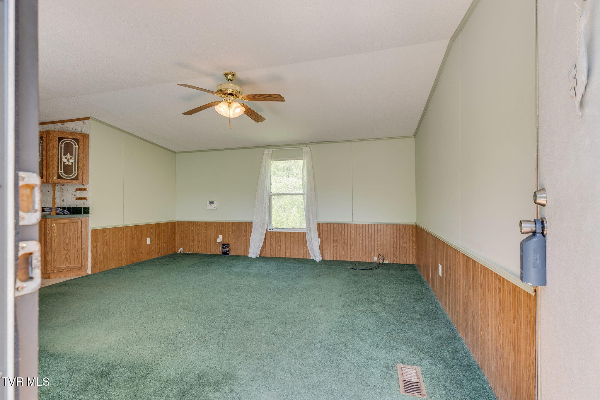 120 Bear Hollow Road Bristol, TN 37620 - Photo 6 of 43 005