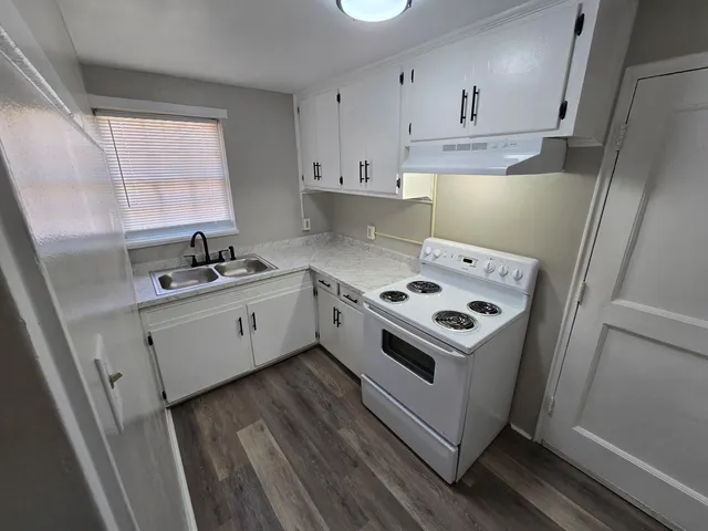 $995 | 1718 Grandin Road Southwest, Unit 17, Roanoke, VA 24015