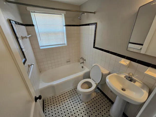 $995 | 1718 Grandin Road Southwest, Unit 17, Roanoke, VA 24015