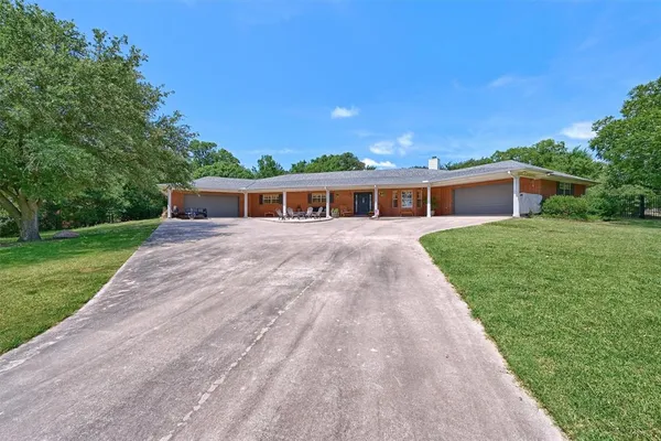 a view of house with a yard