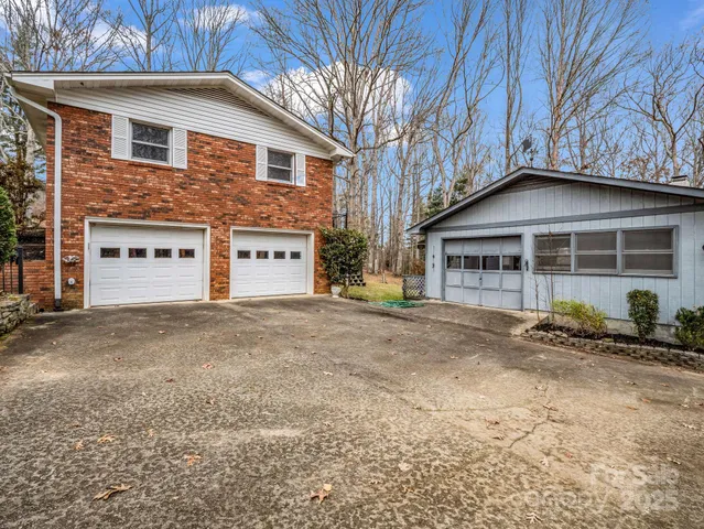 $590,000 | 136 Old Tanglewood Trail, Hendersonville, NC 28739