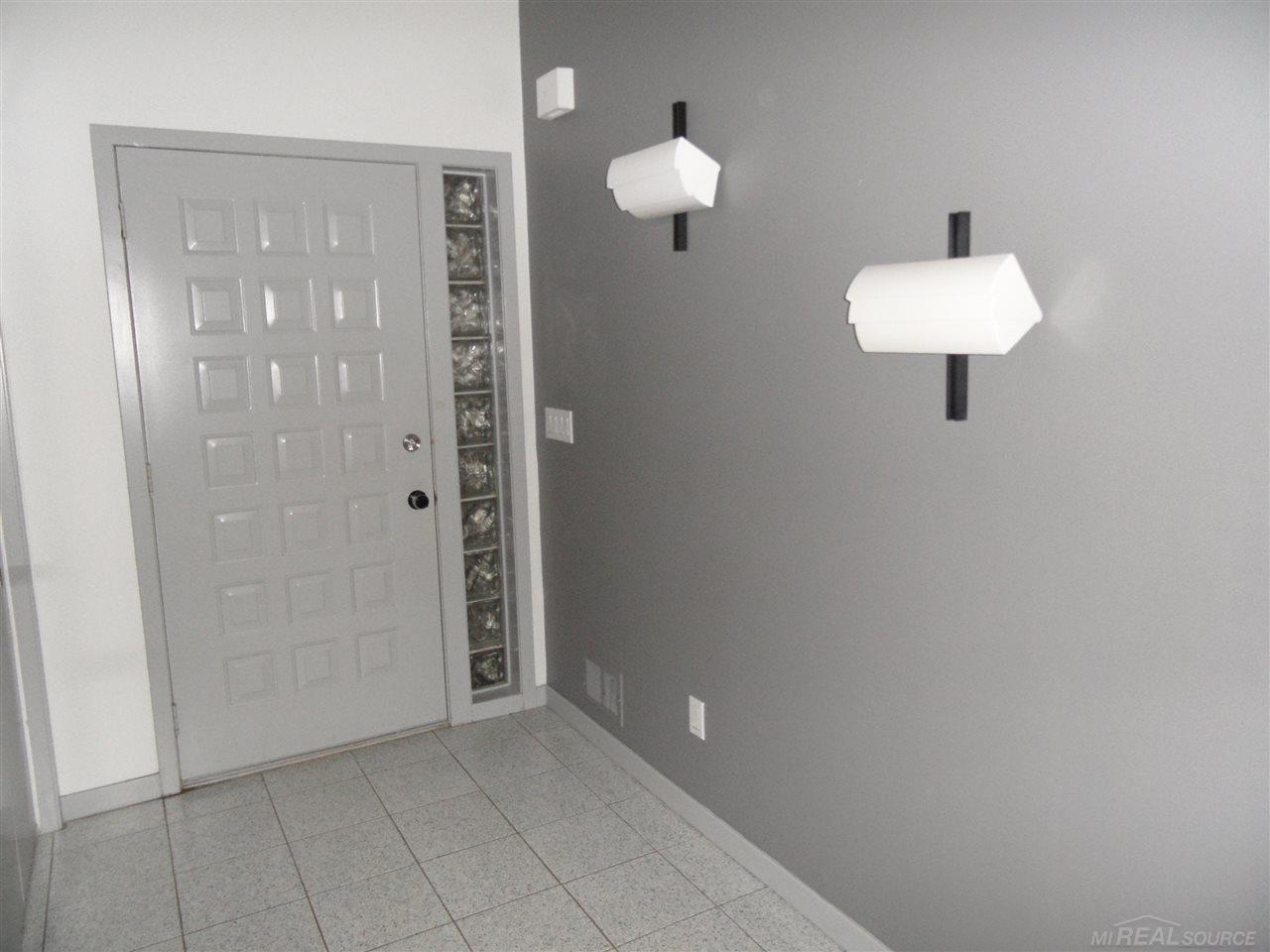 454 Daylily Drive Rochester, MI 48307 - Photo 7 of 41 FOYER/ENTRANCE