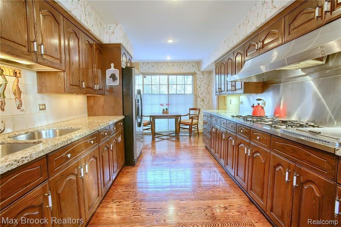 300 Cranbrook Road Bloomfield Hills, MI 48304 - Photo 17 of 51 Kitchen view with charming cafe seating