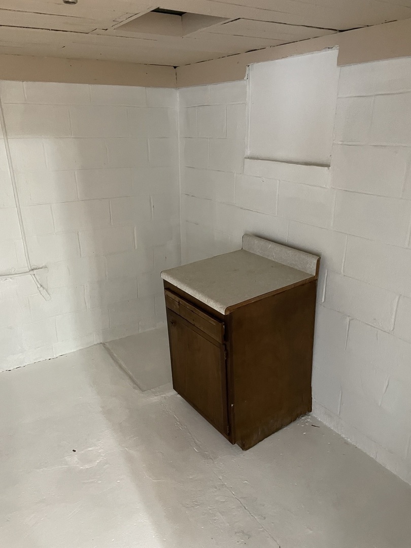 746 Mt Mission Road Metropolis, IL 62960 - Photo 16 of 24 a utility room with dryer and washer