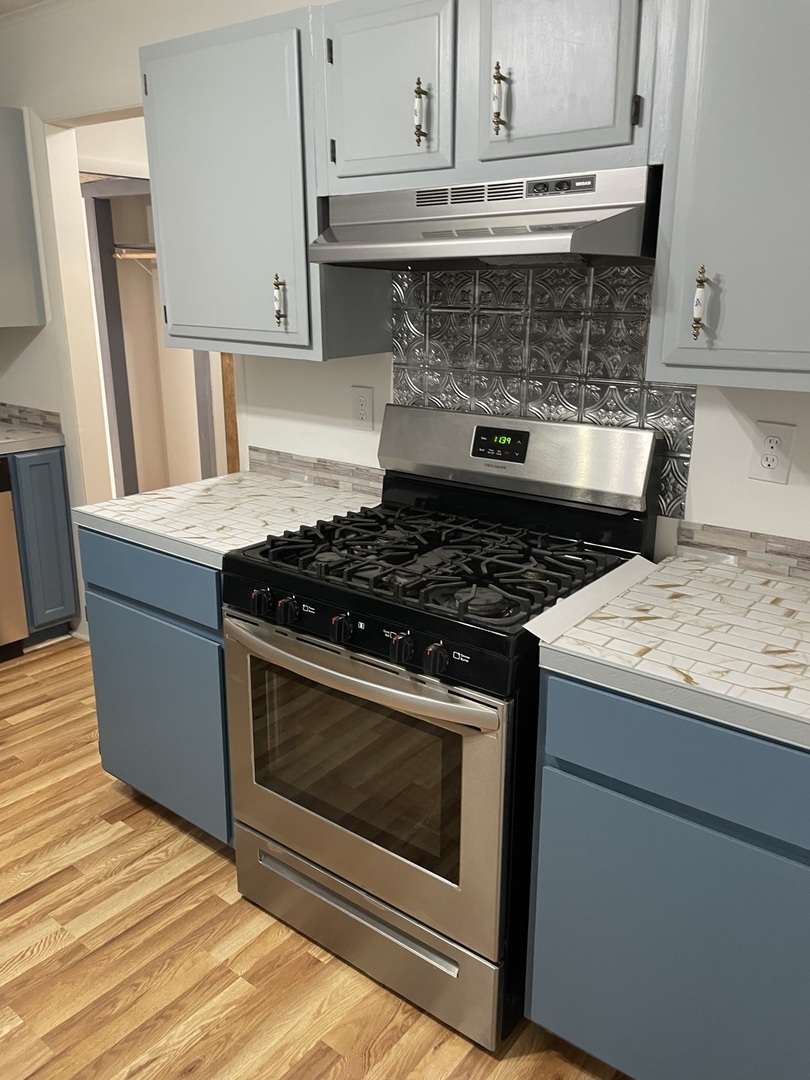 746 Mt Mission Road Metropolis, IL 62960 - Photo 7 of 24 a stove top oven sitting inside of a kitchen