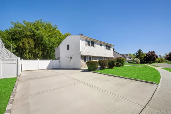 $730,000 | 13 Squirrel Lane, Levittown, NY 11756