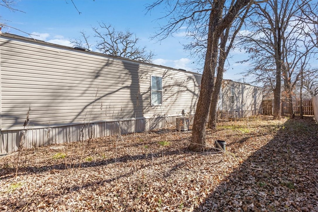 6067 Old Mexia Road Waco, TX 76705 - Photo 29 of 32 a backyard of a house with lots of green space
