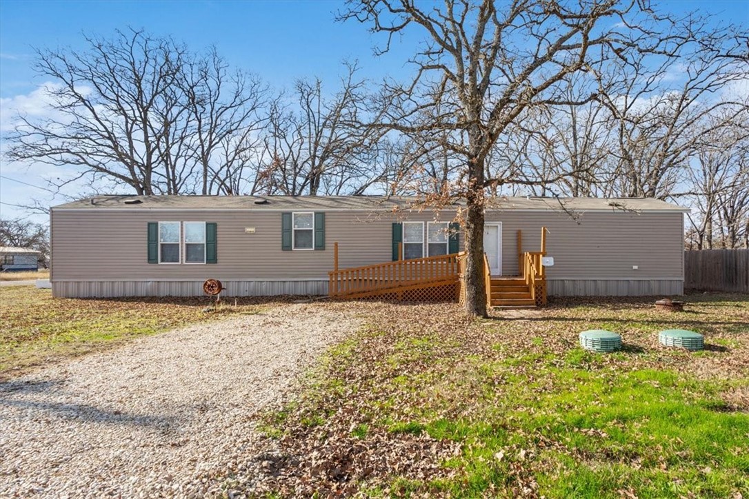 6067 Old Mexia Road Waco, TX 76705 - Photo 6 of 32 front view of a house with a yard