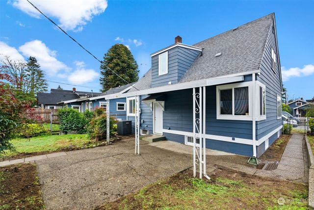 a house view with a backyard space