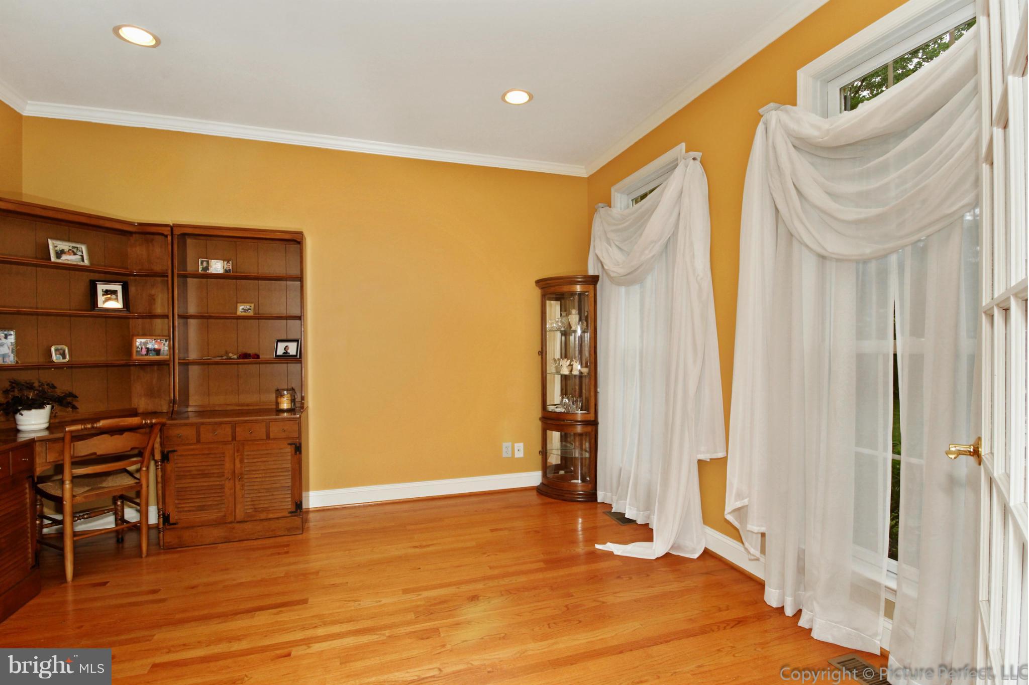 6668 Detrick Road Mount Airy, MD 21771 - Photo 5 of 30 Living Room