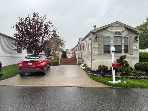 $260,000 | 1661 Old Country Road, Unit 319, Riverhead, NY 11901