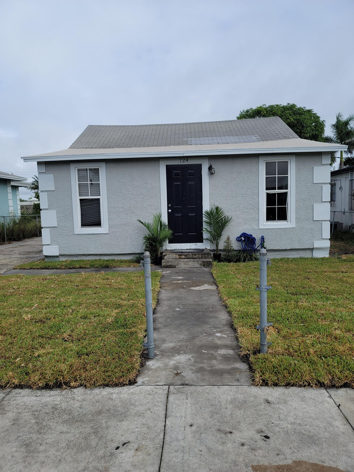 724 W 7TH ST