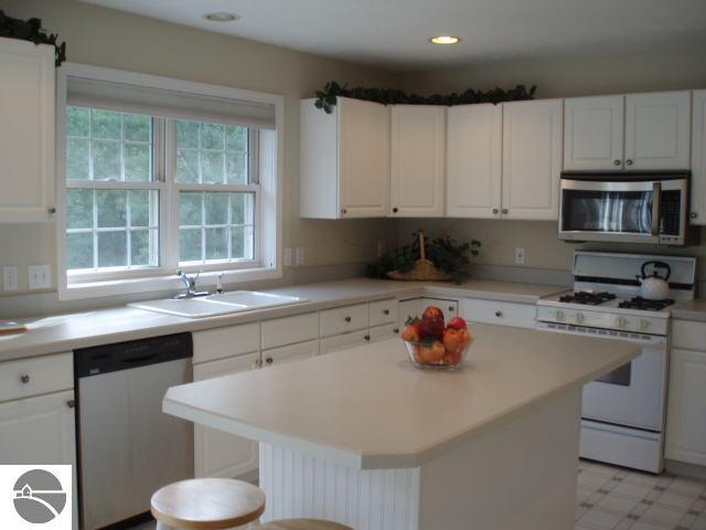 4203 Summerhill Road Traverse City, MI 49684 - Photo 6 of 15 1694478-5.JPG