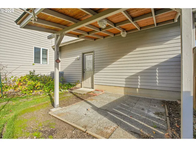 a view of backyard of the house