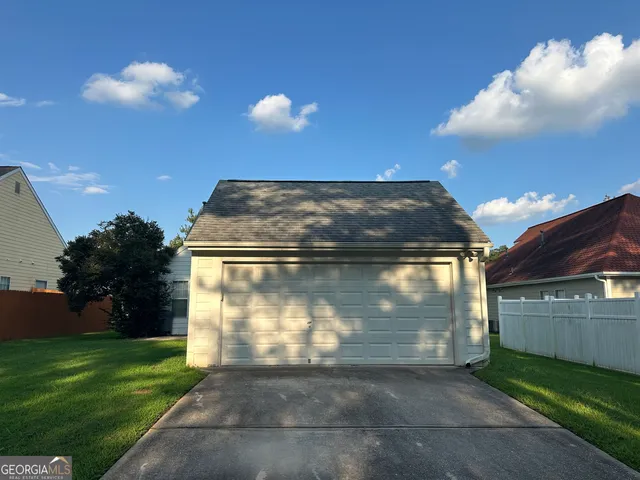 a view of a water fountain in the middle of a yard