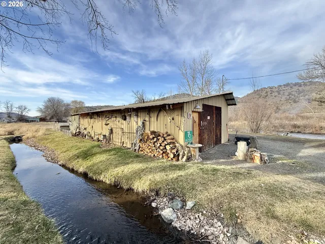 $249,000 | 51257 Highway 26, Mount Vernon, OR 97865