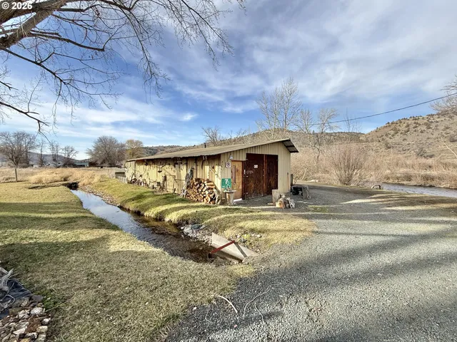 $249,000 | 51257 Highway 26, Mount Vernon, OR 97865