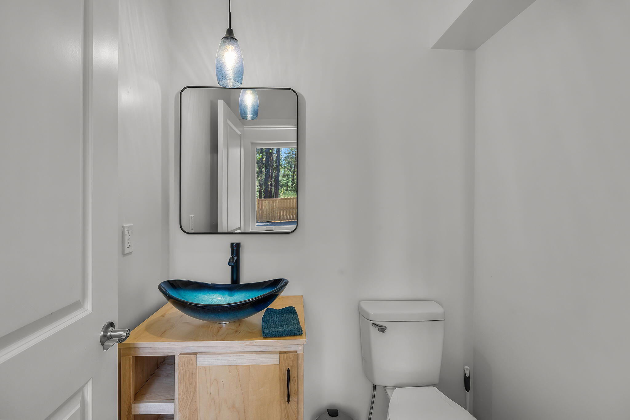 15943 Cascade Lane La Pine, OR 97739 - Photo 42 of 55 Half Bathroom