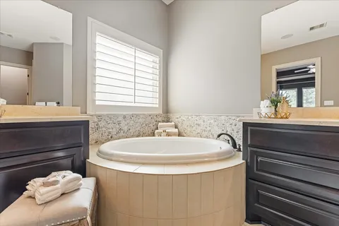 $1,548,000 | 19 Paloma Bend Place, The Woodlands, TX 77389