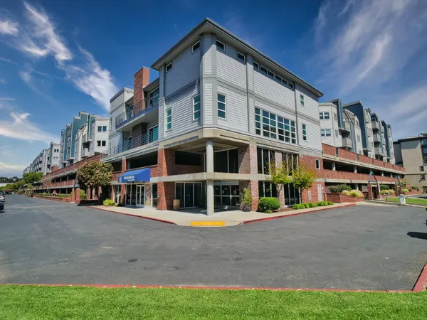 $529,000 | 6400 Christie Avenue, Unit 2304, Emeryville, CA 94608