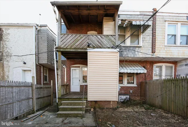 a view of front of house with entryway