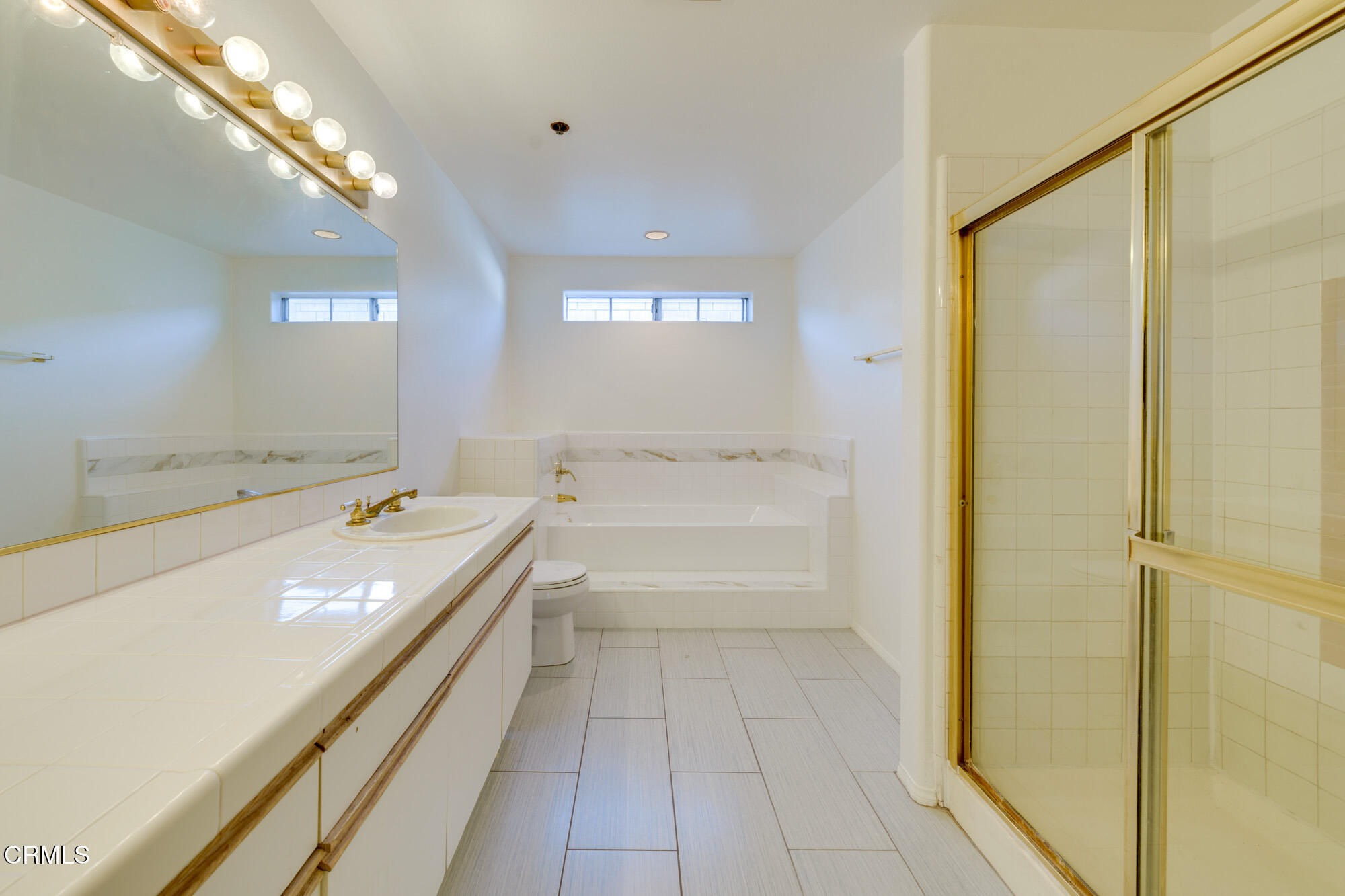 10925 Blix Street, Unit 102 Toluca Lake, CA 91602 - Photo 14 of 29 a bathroom with a bathtub and a sink