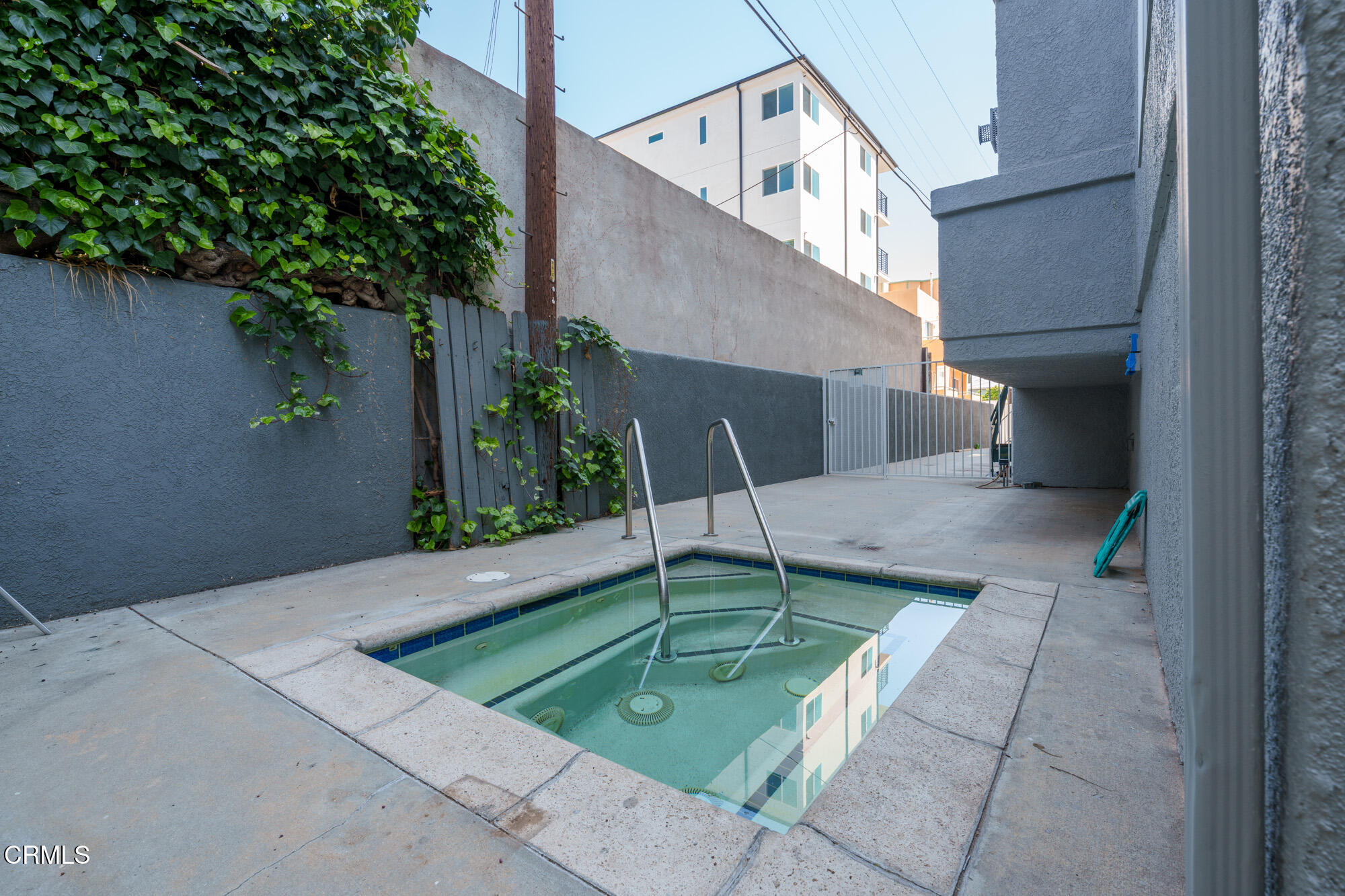 10925 Blix Street, Unit 102 Toluca Lake, CA 91602 - Photo 23 of 29 a view of a patio with a table and chairs
