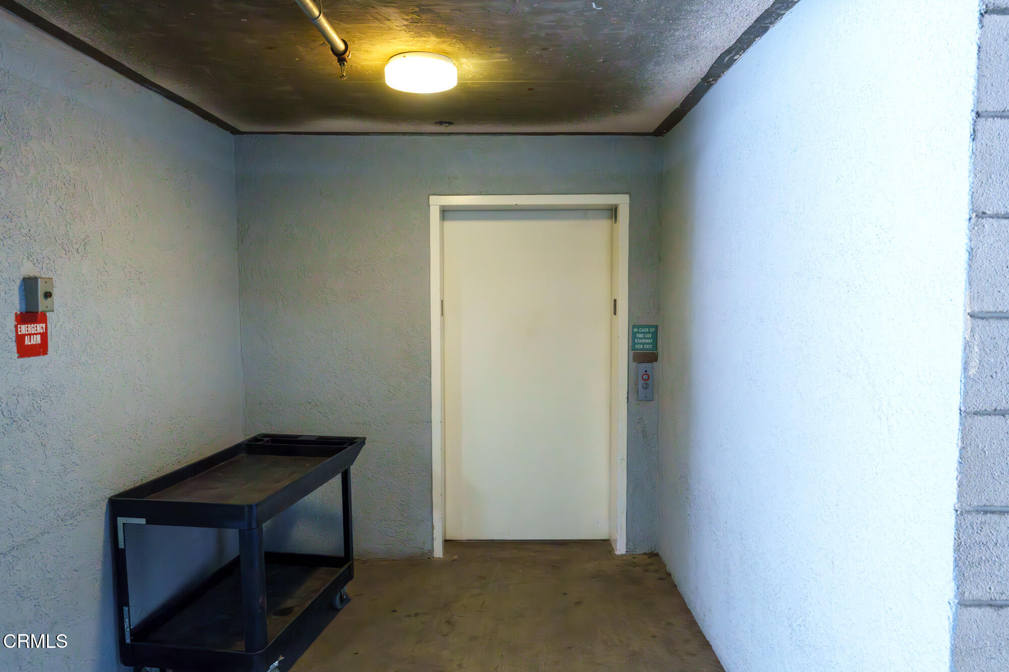 10925 Blix Street, Unit 102 Toluca Lake, CA 91602 - Photo 26 of 29 a view of an empty room