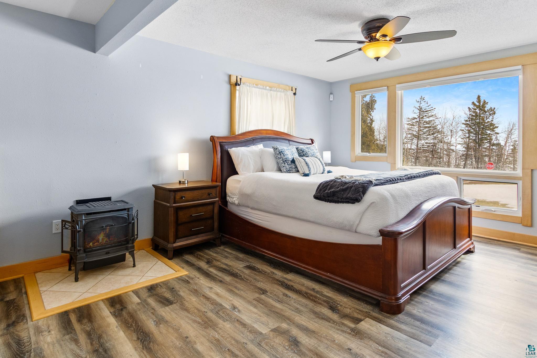 5163 Greenwood Road Duluth, MN 55804 - Photo 33 of 47 Spacious room with wood-finish flooring and a ceiling fan