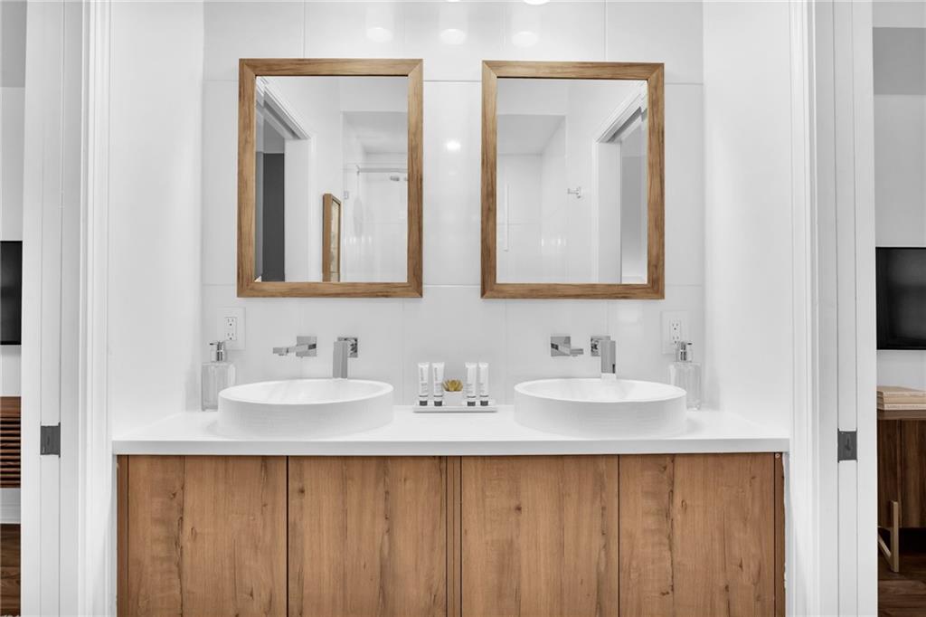 3882 The Ascent Northeast Atlanta, GA 30319 - Photo 29 of 56 a bathroom with 2 sink and a mirror