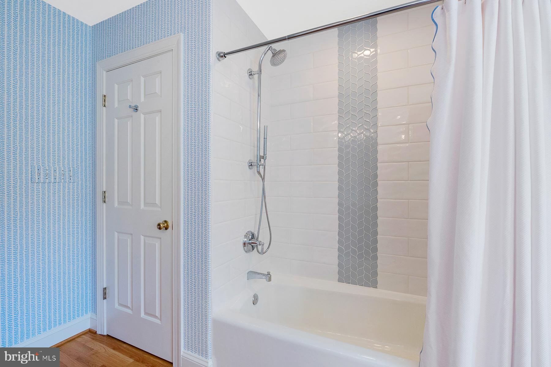 710 South River Landing Road Edgewater, MD 21037 - Photo 36 of 55 Hallway bathroom with full-size tub and shower