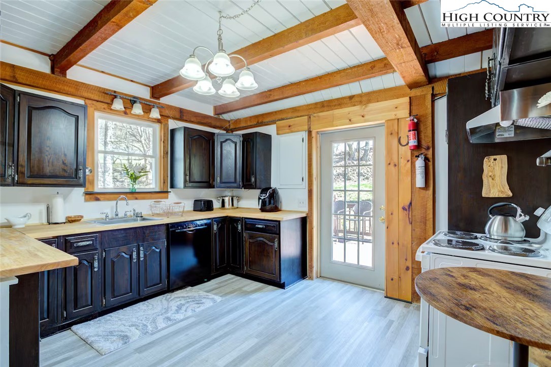 17 Grey Fox Ridge Road Banner Elk, NC 28604 - Photo 16 of 37 a large kitchen with stainless steel appliances granite countertop a sink dishwasher stove and wooden cabinets